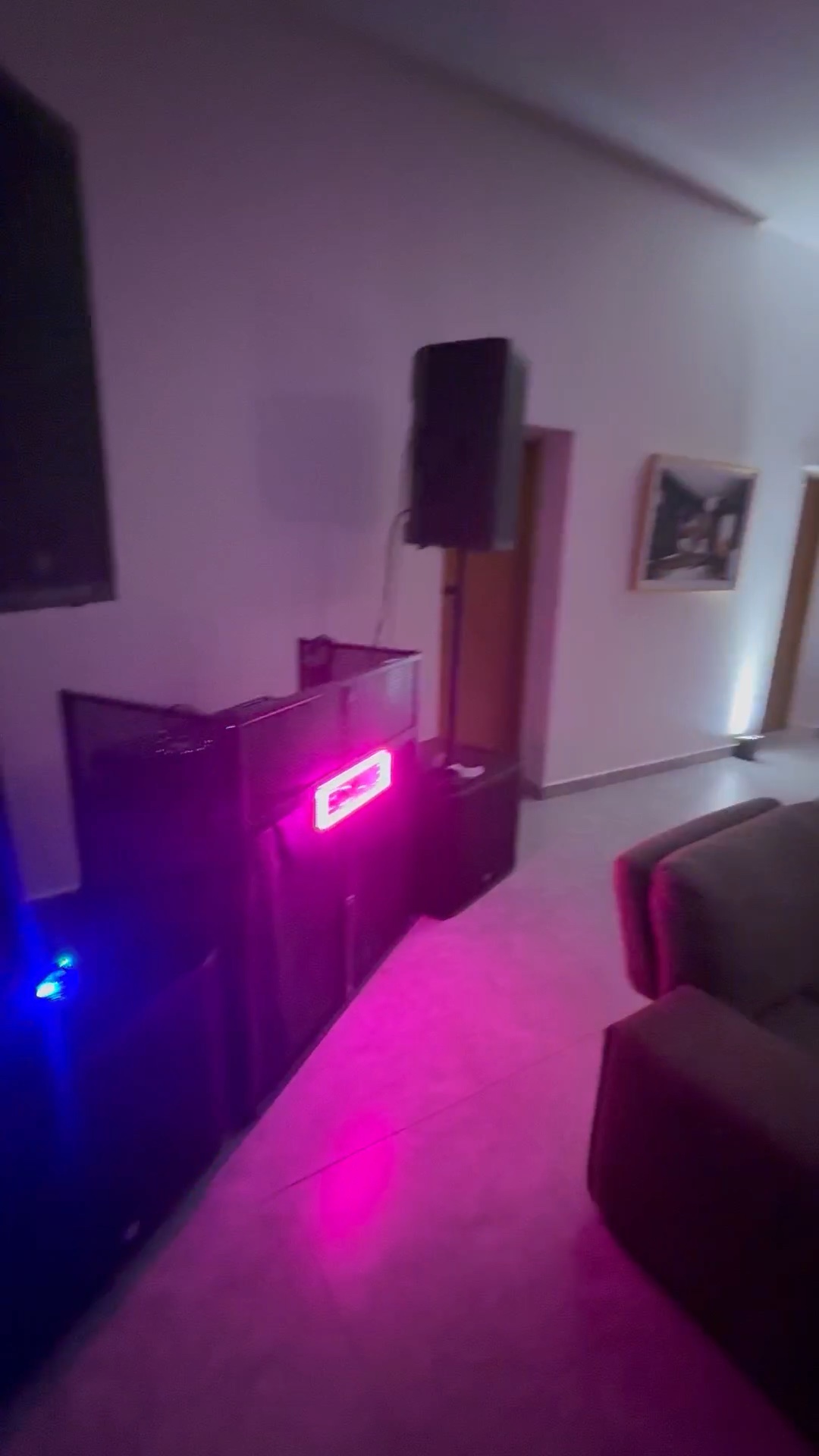 DJ booth y sistema de sonido preparados