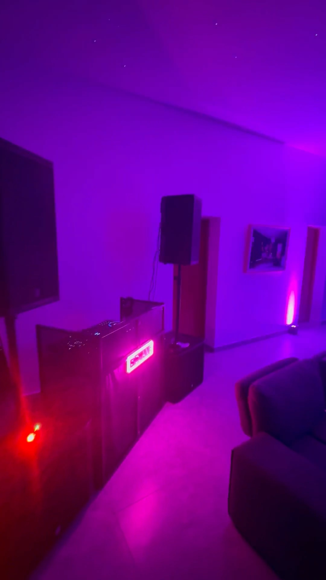 Montaje de DJ AIVE con iluminación violeta